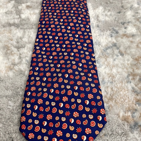 Beautiful Salvatore Ferragamo Navy ‘Seashell’ Motif Tie - Picture 3 of 3